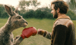 Dimitrij Schaad in "Die Känguru-Chroniken" (2020); Quelle: X Verleih, DFF, © X Filme, X Verleih