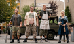 Moritz Katzmair, Daniel Zillmann, Fred Aaron Blake, Janina Agnes Schröder (v.l.n.r.) in "Die Känguru-Chroniken" (2020); Quelle: X Verleih, DFF, © Stephan Rabold, X Filme, X Verleih