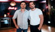 Simon Verhoeven (Regie), Quirin Berg (Produktion) (v.l.n.r.) bei den Dreharbeiten zu "Nightlife" (2020); Quelle: Warner Bros. Pictures Germany, DFF, © 2019 Warner Bros. Ent., Paul Ripke