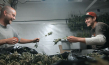 Dennis Kailing (rechts) in "Besser Welt als nie" (2019); Quelle: Opticose Production Dennis Kailing, DFF 