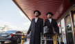 Jeff Wilbusch, Amit Rahav (v.l.n.r.) in "Unorthodox" [Episode 2] (2020); Quelle: Netflix, DFF, © Anika Molnar, Netflix 