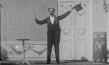 Screenshot mit Julius Neubronner aus "Julius Neubronner zaubert" (1904); Quelle: DFF