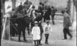 Screenshot aus "Vor der Kirche in Kronberg" (19??); Quelle: DFF