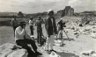 Harry Dean Stanton (sitzend), Wim Wenders (vorne Mitte) bei den Dreharbeiten zu "Paris, Texas", 1983 ("Wim Wenders - Desperado", 2020)