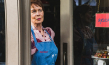Celia Imrie in "Love Sarah - Liebe ist die wichtigste Zutat" (2020); Quelle: Weltkino Filmverleih, DFF, © FEMME FILMS, Foto: Ali Tollervey