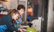 Shannon Tarbet, Celia Imrie (v.l.n.r.) in "Love Sarah - Liebe ist die wichtigste Zutat" (2020); Quelle: Weltkino Filmverleih, DFF, © FEMME FILMS, Foto: Ali Tollervey