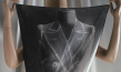 Silhouette der Frühjahr/Sommer-Kollektion 2009, ausgestellt im Museum für Mode, Palais Galliera ("Martin Margiela - Mythos der Mode", 2020); Quelle: NFP Marketing & Distribution*, DFF, © 2019 Reiner Holzemer Film, RTBF, Aminata Productions