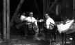 Karl Freund (hinten links), Alfred Abel (vorne links), Fritz Lang (vorne rechts), Brigitte Helm (hinten rechts) bei den Dreharbeiten zu "Metropolis" (1926); Quelle: Murnau-Stiftung, SDK, © Horst von Harbou - Deutsche Kinemathek