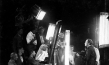 Fritz Lang (linke Bildhälfte Mitte), Gustav Püttjer (rechts neben Lang, mit Hut), Karl Freund (vor Lang, an der Kamera), Robert Baberske (hinter der Kamera, mit Klappe), Gustav Fröhlich (rechts) bei den Dreharbeiten zu "Metropolis" (1926); Quelle: Murnau-Stiftung, SDK, © Horst von Harbou - Deutsche Kinemathek