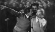 Fritz Lang, Heinrich George, Brigitte Helm (vorne, v.l.n.r.) bei den Dreharbeiten zu "Metropolis" (1926); Quelle: Murnau-Stiftung, DFF, © Horst von Harbou - Deutsche Kinemathek