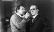 Fritz Lang, Alfred Abel (v.l.n.r.) bei den Dreharbeiten zu "Metropolis" (1926); Quelle: Murnau-Stiftung, DFF, © Horst von Harbou - Deutsche Kinemathek