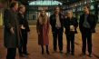 Bernd Hölscher, Roman Schomburg, Sophia Thomalla, Karsten Antonio Mielke, Jakob Schmidt, Malte Thomsen (v.l.n.r.) in "Wir können nicht anders" (2020); Quelle: Netflix, DFF