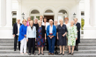 Helga Schuchardt, Sabine Gräfin von Nayhauß-Cormons, Christa Nickels, Roswitha Verhülsdonk, Renate Faerber-Husemann, Ursula Männle, Herta Däubler-Gmelin, Ingrid Matthäus-Maier, Renate Hellwig, Marita Blüm, Hannelore Siegel, Monika Wulf-Mathies, Elisabeth Haines, Carola von Braun (v.l.n.r.) vor der Villa Hammerschmidt in "Die Unbeugsamen" (2020); Quelle: Majestic Filmverleih, DFF, © Majestic, Annette Etges