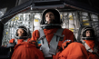 Daniel Dae Kim, Toni Collette, Anna Kendrick (v.l.n.r.) in "Stowaway" (2021); Quelle: Wild Bunch Germany, DFF, © 2020 Stowaway Productions LLC, Augenschein Filmproduktion GmbH, RISE Filmproduktion GmbH