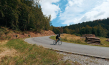 Till Seifert in "SO WEIT - Ein Fahrrad, eine Gitarre und 1400 km Neuanfang" (2021); Quelle: Nordpolaris, DFF