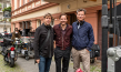 Daniel Kehlmann, Daniel Brühl, Malte Grunert (v.l.n.r.) bei den Dreharbeiten zu "Nebenan" (2021); Quelle: Warner Bros. Pictures Germany, DFF, © 2021 Amusement Park Film GmbH, Warner Bros. Ent. GmbH, Reiner Bajo