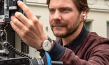 Daniel Brühl bei den Dreharbeiten zu "Nebenan" (2021); Quelle: Warner Bros. Pictures Germany, DFF, © 2021 Amusement Park Film GmbH, Warner Bros. Ent. GmbH, Reiner Bajo