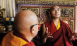 Matthieu Ricard, Mingyur Rinpoche (v.l.n.r.) in "Aware - Reise in das Bewusstsein" (2020); Quelle: Piffl Medien, DFF, © Piffl Medien