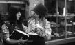 Renate Leiffer (links) mit Maryse Dellanoy bei den Dreharbeiten zu "Welt am Draht" (1973); © DFF/Sammlung Peter Gauhe, Fotograf: Peter Gauhe