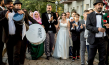 Derya Dilber (Mitte rechts) in "Ein nasser Hund" (2020); Quelle: Warner Bros. Pictures Germany, DFF, © 2021 carte blanche International GmbH, Warner Bros. Entertainment GmbH, Volker Roloff