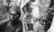 Johnny Sekka, Orlando Martins (v.l.n.r.) in "Things Fall Apart" (1971); Quelle: Modern Art Film Archiv, © Stephen Goldblatt, Modern Art Film Archiv
