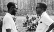 Francis Oladele (Produzent), Chinua Achebe (Autor der Vorlage) (v.l.n.r.) bei den Dreharbeiten zu "Things Fall Apart" (1971); Quelle: Modern Art Film Archiv, © Stephen Goldblatt, Modern Art Film Archiv