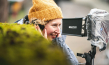 Nana Neul bei den Dreharbeiten zu "Töchter" (2021); Quelle: Warner Bros. Pictures Germany, DFF, © Heimatfilm, Warner Bros. Filmproduktion