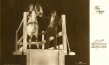 Fern Andra (links) in "Um Krone und Peitsche" (1918); Quelle: DFF