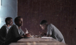 Shucayb Abdirahman Cabdi (vorne) in "Will My Parents Come to See Me" (2022); Quelle: 72. Internationale Filmfestspiele Berlin (Katalog), © Mo Harawe, sixpackfilm