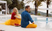 Teresa Rizos, Trystan Pütter (v.l.n.r.) in "JGA: Jasmin. Gina. Anna." (2022), Quelle: LEONINE Distribution, DFF