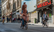 Savannah Vandendriessche, Johan Heldenbergh (vorne Mitte v.l.n.r.) in "Mein Vater, die Wurst" (2021); Quelle: farbfilm verleih, DFF, © Kris Dewitte