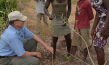 Tony Rinaudo (links) in "Der Waldmacher" (2021), Quelle: Weltkino Filmverleih, DFF, © World Vision