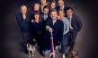 Jürgen Vogel, Victoria Carling, Philip Jackson, Annette Frier, David Kross (hinten v.l.), Lavinia Wilson, Tom Schilling, Lutz Heineking, jr., Svenja Jung, Serkan Kaya (vorne v.l.) beim Drehschluss von "Der Pfau" im März 2022; Quelle: Tobis Film, © TOBIS Film, Frank Dicks