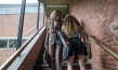 Anke Engelke (links) in "Eingeschlossene Gesellschaft" (2022)