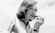 Patricia Highsmith, um 1955 ("Loving Highsmith", 2021); Quelle: Salzgeber & Co. Medien, DFF, Foto: Ellen Rifkin Hill/Courtesy Swiss Social Archives