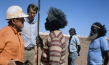 Ray Barrett, Bruce Spence, Roy Marika, Dhungula I. Marika, Wandjuk Marika (v.l.n.r.) in "Wo die grünen Ameisen träumen" (1984)