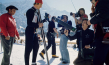 Walter Steiner (2.v.l.), Jörg Schmidt-Reitwein (3.v.r.), Werner Herzog (knieend) bei den Dreharbeiten zu "Die große Ekstase des Bildschnitzers Steiner (Ski-Flugschanze Planica)" (1974)