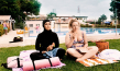 Nilam Farooq, Julia Jendroßek (v.l.n.r.) in "Freibad" (2022)