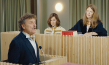 Sophie Rois (Mitte), Sarah Ralfs (rechts) in "L'état et moi - Der Staat und ich" (2022)
