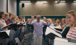 Simon Halsey (Mitte) in "Unsere Herzen - Ein Klang" (2022)
