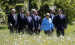 Präsident Jean-Claude Juncker, Italiens Ministerpräsident Matteo Renzi, Frankreichs Staatspräsident Francois Hollande, Japans Premierminister Shinzo Abe, Präsident des Europäischen Rates Donald Tusk, Kanadas Premierminister Stephen Harper, Deutschlands Bundeskanzlerin Angela Merkel, US Präsident Barack Obama und Großbritanniens Premierminister David Cameron beim 41. G7 Gipfel auf Schloss Elmau. Klais, 07.06.2015 ("Merkel - Macht der Freiheit", 2022)