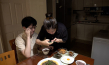 Youngbin Noh (rechts) in "Mahlzeit!" (2021)
