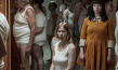 Jule Böwe (vorne), Fine Sendel (rechts) in "The Ordinaries" (2022)