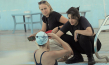 Yusra Mardini (vorne), Sara Mardini (rechts) in "Sara Mardini - Gegen den Strom" (2023)
