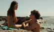 Maya Unger, Leonard Scheicher (v.l.n.r.) in "Vamos a la Playa" (2022)