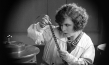 Screenshot mit Alice Kempen aus "Die Tragödie einer Uraufführung. (Wenn die Kleberin gebummelt hat.)" (1926)