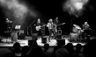 Hans-Eckardt Wenzel (Mitte) und Band in "Wenzel - Glaubt nie, was ich singe" (2022)