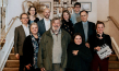 Am Set von "Treasure - Familie ist ein fremdes Land" in Halle am 20. April 2023: Claas Danielsen (Mitteldeutsche Medienförderung),  Dr. Henrike Franz (Staatskanzlei und Ministerium für Kultur des Landes Sachsen-Anhalt), Fabian Gasmia (Seven Elephants GmbH), Katharina Dufner (SWR), Dr. Harald Steinwender (BR), Carl Bergengruen (MFG Baden-Württemberg) (hinten v.l.n.r.), Britta Marciniak (Mitteldeutsche Medienförderung), Stephen Fry, Lena Dunham, Julia von Heinz (vorne v.l.n.r.)