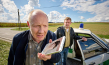 Simon Schwarz, Sebastian Bezzel (v.l.n.r.) in "Rehragout-Rendezvous" (2023)