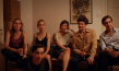 Isabelle von Stauffenberg, Pauline Werner, Susanne Dorthea Schneider, Valentin Richter, Julius Forster (v.l.n.r.), Nikolai Gemel (vorne) in "Letzter Abend" (2022)